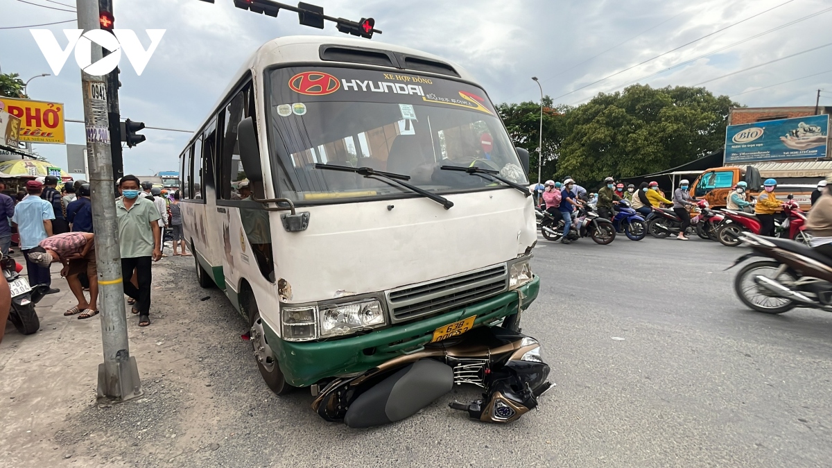 Xe khách đâm hàng loạt xe máy dừng đèn đỏ, 1 người tử vong